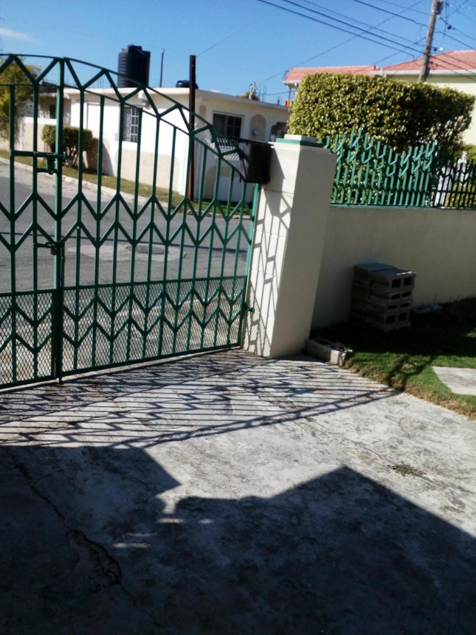 Cozy & Comfy Apartment Portmore Exterior foto