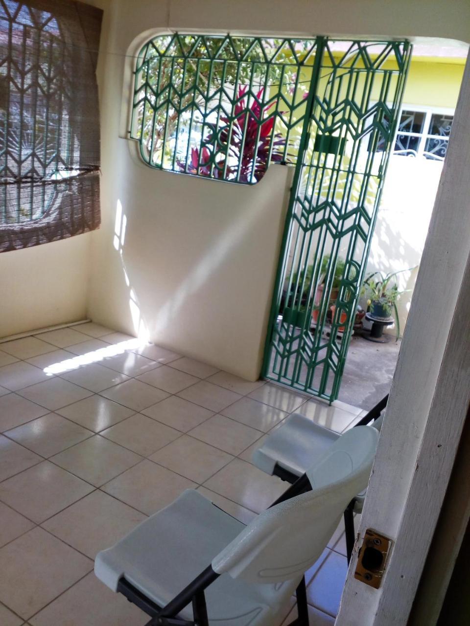 Cozy & Comfy Apartment Portmore Exterior foto